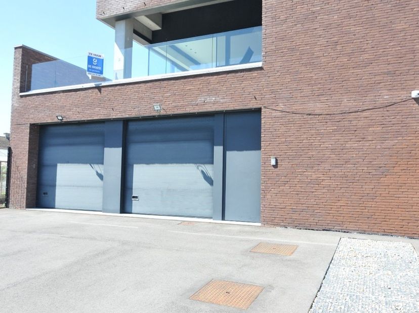 In deze woning van 2019 werd niets aan het toeval overgelaten: verwarming en warmwater met zonneboiler, elektrische gordijnen, LED verlichting, elektr