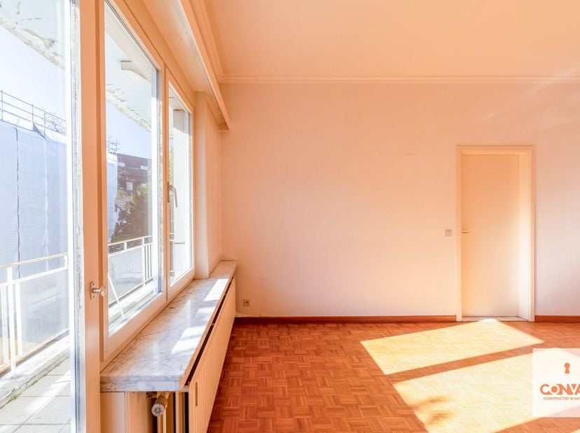 Dit charmant en lichtrijk appartement met twee slaapkamers is gelegen in een rustige, groene woonomgeving op korte afstand van zowel het centrum van S