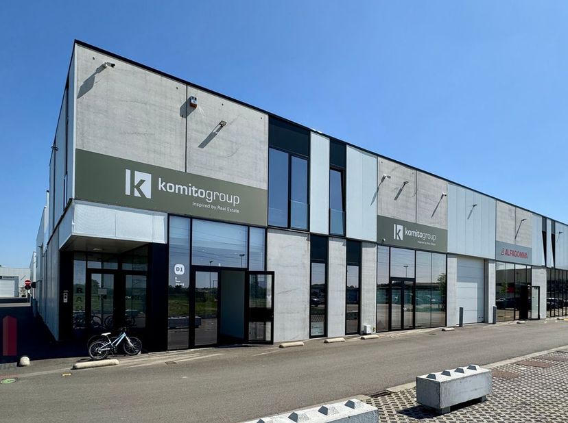 Immeuble commercial de 611 m² parfaitement entretenu et économe en énergie à vendre à Merchtem, comprenant une combinaison polyvalente de bureaux, un