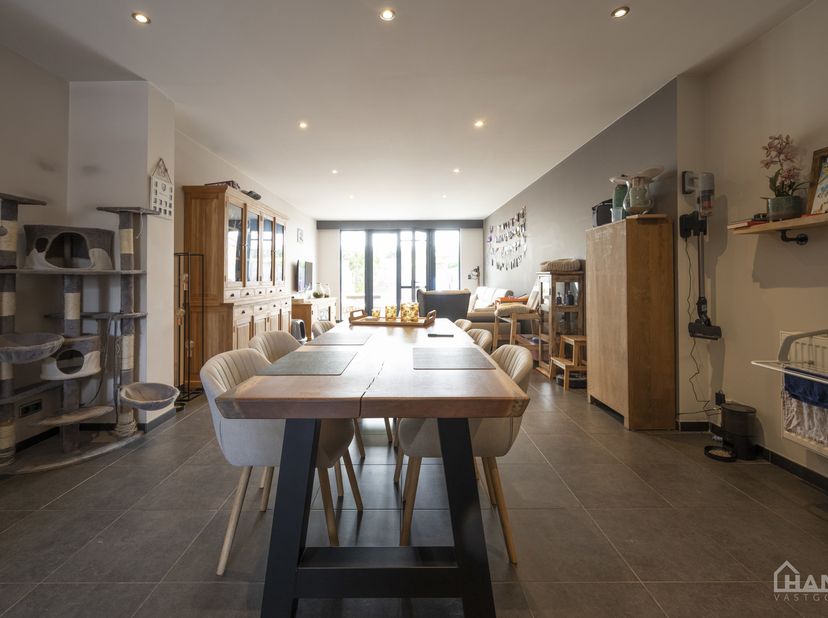 Deze instapklare woning omvat: Inkomhal; apart toilet; leefruimte; volledig geïnstalleerde keuken met kasten, kookplaat, vaatwasser, oven, koelkast en