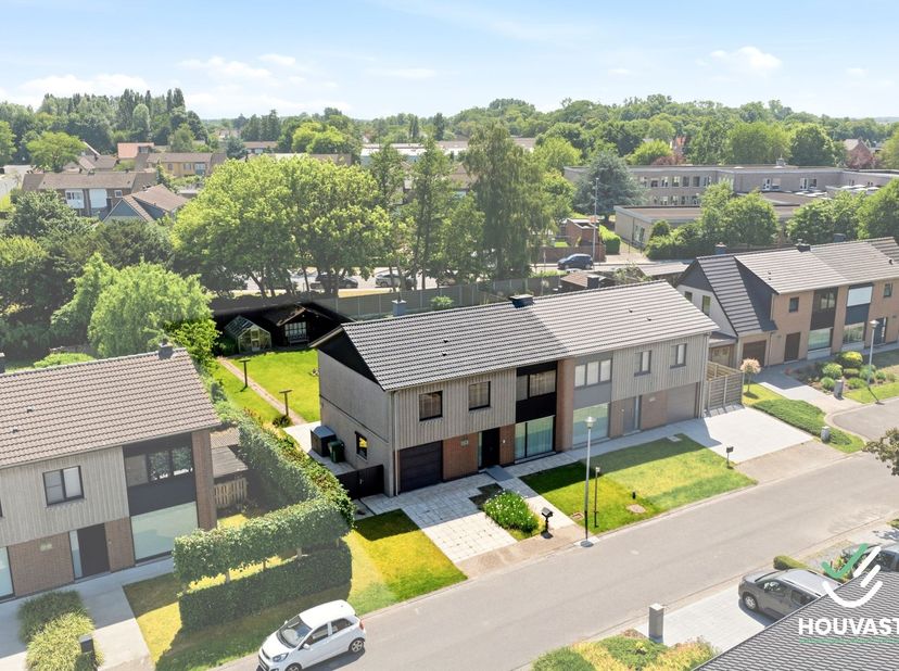 Gelegen in de rustige Wijngaerdestraat, op een steenworp van het gezellige centrum van Diksmuide, bieden wij u deze goed onderhouden halfopen woning a