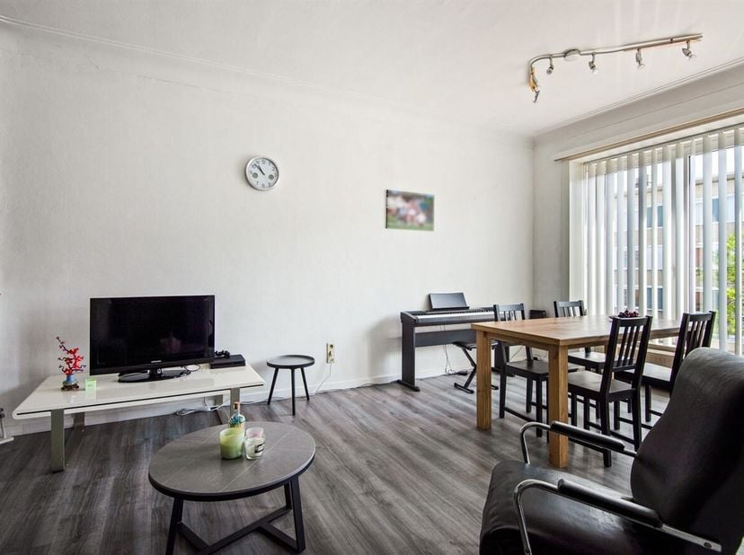 Appartement met 1 slaapkamer te Berchem<br />
Autostaanplaats verplicht bij aan te kopen voor 20.000 EUR, ideaal voor eigen gebruik of als investering