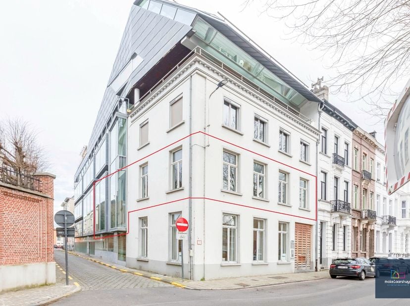 In het hart van Gent bevindt zich deze unieke kantoorloft te residentie Bonaventure die  voldoet aan de standaard van luxe en comfort. De kantoorloft