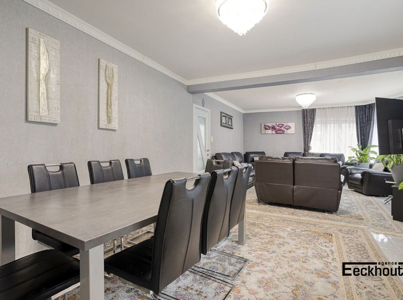 Deze woning met 6 slaapkamers is gelegen in de wijk Konterdam-Meiboom, net buiten het centrum van Oostende. Dicht bij de invalswegen en de autosnelweg
