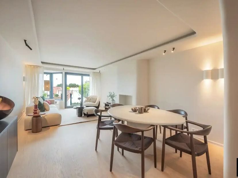 Prachtig gerenoveerd, lichtrijk appartement met open zichten over de villa's, op wandelafstand van winkels en zee. Indeling: inkomhal met gastentoilet