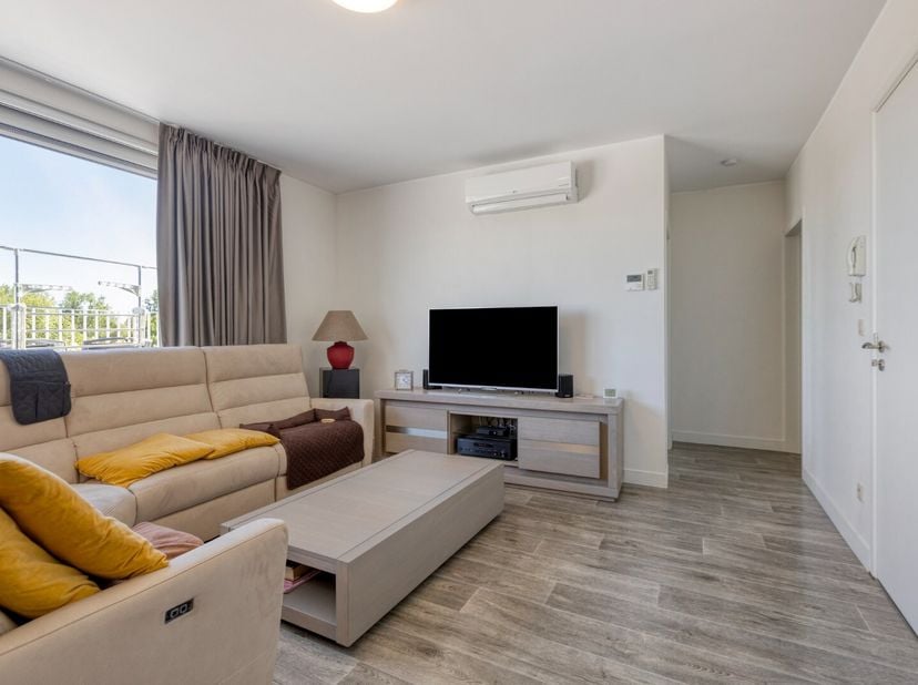 KIJKMOMENT | ZA 23/05 VAN 10.00 - 12.00<br />
Dit dakappartement (± 59 m²) met 2 slaapkamers en ruime terrassen is centraal gelegen in Mol, op wandela