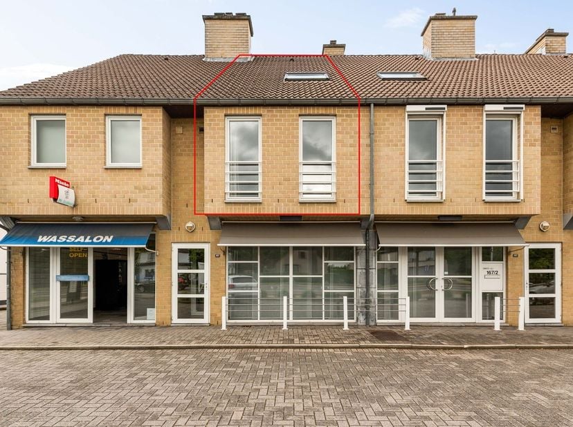Deze woning geniet van een centrale en gunstige ligging. Op korte afstand bevinden zich het centrum van Diepenbeek, winkels, scholen en andere dagelij