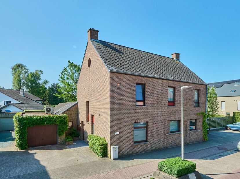 In het gehucht 'Lommel-Barrier' ontdek je deze prachtige karaktervolle - voormalige - dokterswoning die stijl, comfort en functionaliteit combineert o