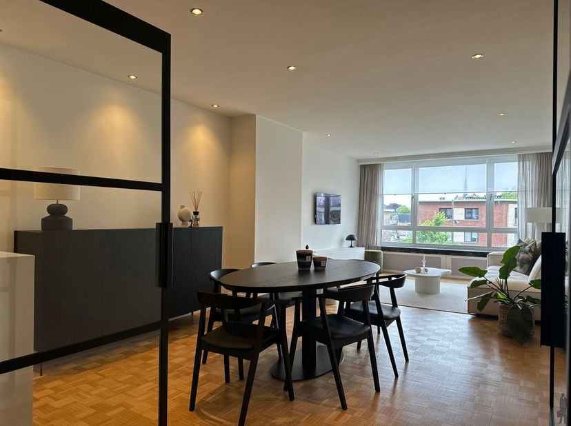 Lichtrijk 1-slaapkamerappartement met terras en garagebox te Wilrijk<br />
Ontdek dit verzorgd en lichtrijk appartement gelegen op een gunstige locati