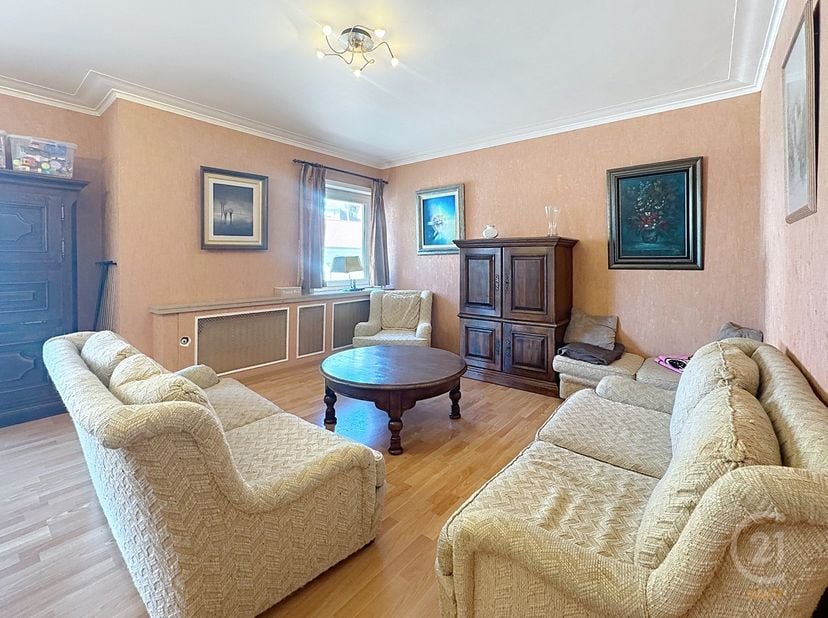 À quelques pas de la mer, des commerces et des agréables établissements horeca, découvrez ce spacieux appartement situé au premier étage d’une petite