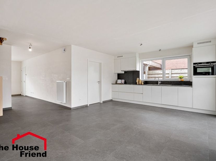 Ontdek deze prachtige moderne nieuwbouwwoning, afgewerkt met oog voor comfort, ruimte en licht. Deze instapklare woning wordt verkocht onder registrat