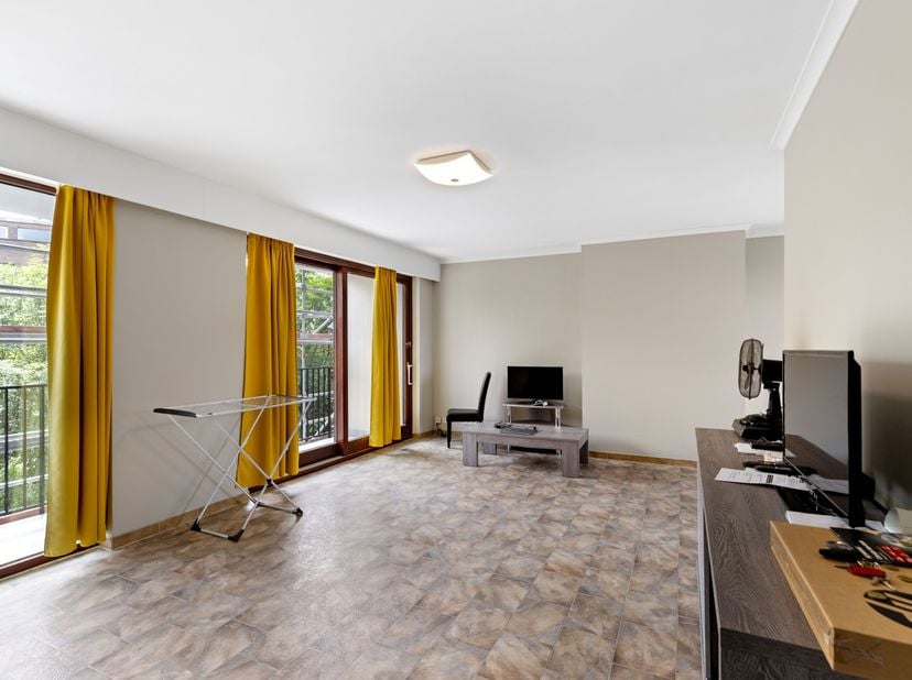 Instapklaar appartement gelegen op de 5de verdieping van een verzorgd residentieel gebouw met lift.<br />
<br />
Bij het betreden van het appartement