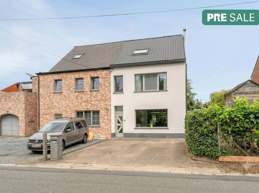 Ben je op zoek naar een charmante en praktische thuis? Deze woning biedt een mooie kans om een karaktervol huis te kopen in Ronse.<br />
<br />
Wie di