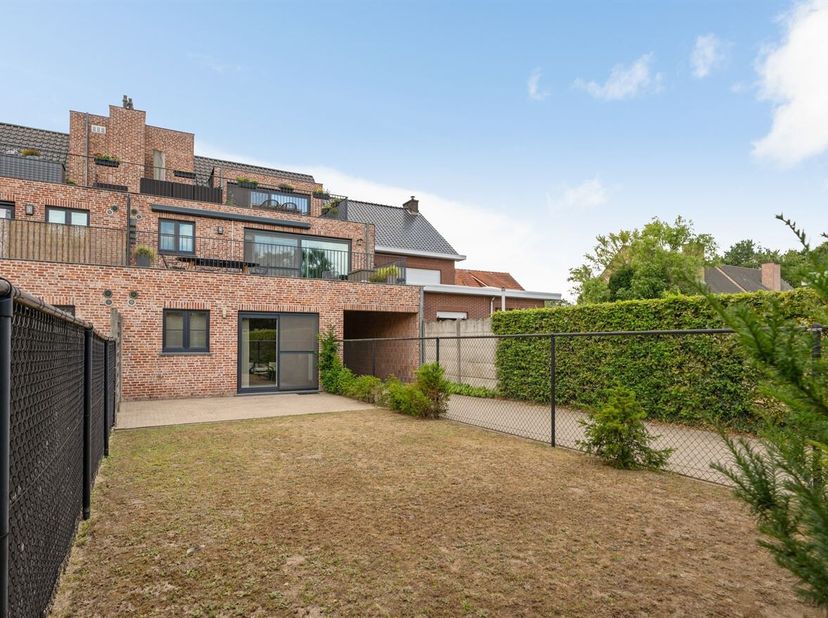 Op een rustige locatie in de Rector de Ramstraat 47 te Zandhoven bevindt zich dit recent gelijkvloers appartement (bouwjaar 2014). De woning combineer
