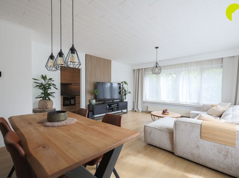 In een rustige en groene woonwijk te Edegem bieden wij u dit gerenoveerde appartement (93 m²) aan met 3 slaapkamers inclusief een garagebox en autosta