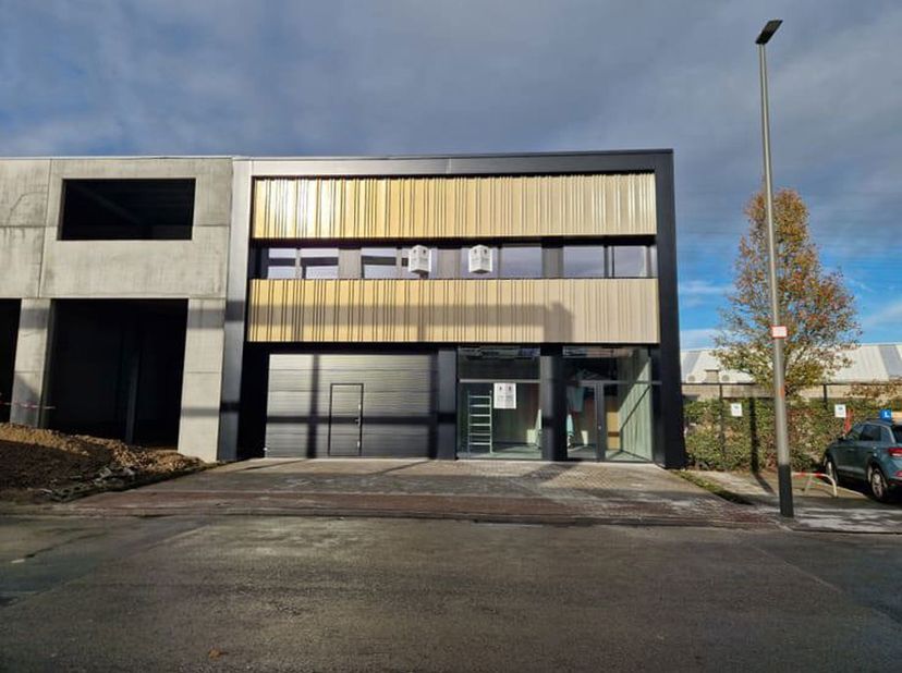 Op zoek naar een bedrijfsgebouw te huur in Antwerpen met combinatie van magazijn, werkplaats en kantoorruimte? Dit volledig gerenoveerde pand aan de M