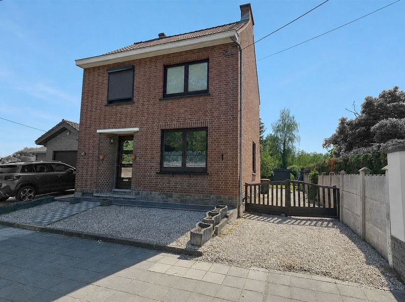 Prix: Offre à partir de 235.000 euros, frais d'agence non inclus et à charge de l'acquéreur.<br />
Maison habitable rapidement et comprenant: <br />
S