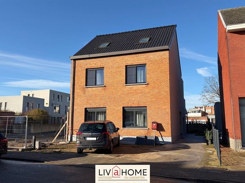 Instapklare halfopen bebouwing in Sint-Katelijne-Waver<br />
Deze recent gerenoveerde halfopen bebouwing is rustig gelegen in Sint-Katelijne-Waver en