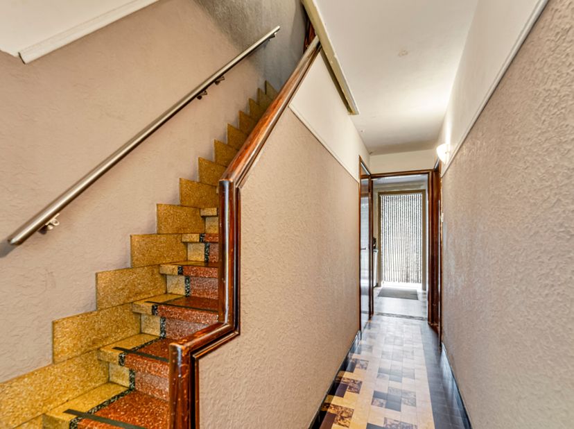 Bel-etage met ruime garage te koop in Menen!<br />
Op het gelijkvloers bevindt zich een ruime garage. Verder is er een badkamer en kelder terug te vin