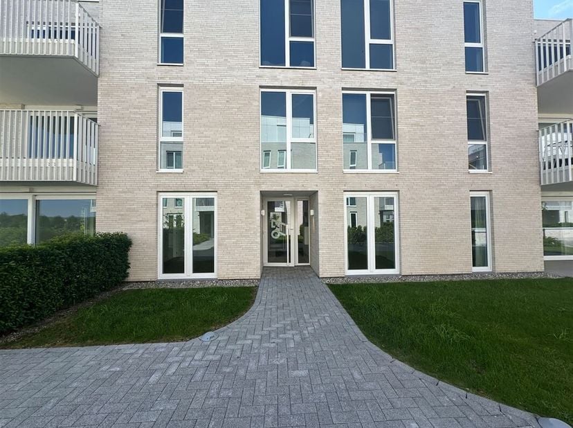Instapklaar nieuwbouwappartement te huur in de gloednieuwe Residentie Minerals te Ronse.<br />
Dit appartement omvat een inkomhal, living met open ing
