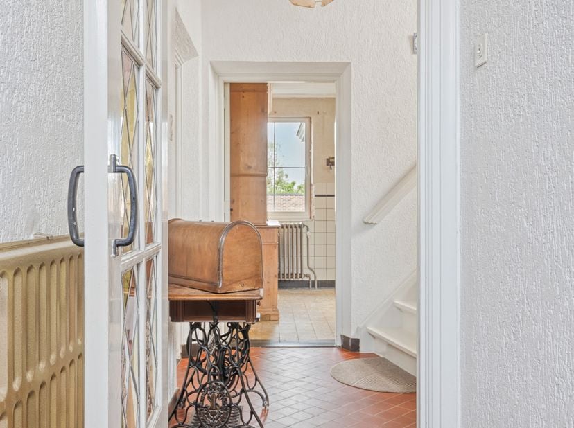 Stijlvol, ruim half vrijstaand herenhuis uit 1950. De woning ademt karakter dankzij tal van originele elementen zoals schitterende trappenhal met glas