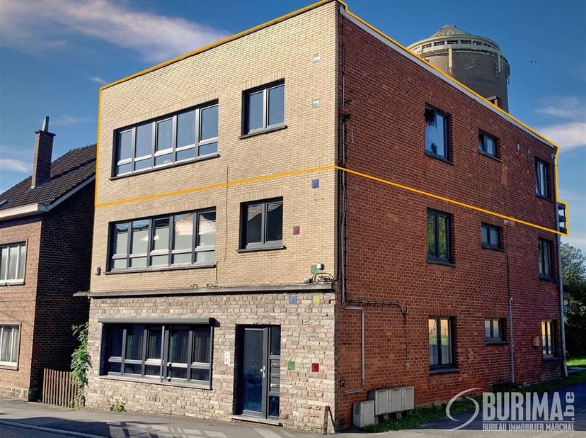 Te huur in Montignies-sur-Sambre: licht appartement met twee slaapkamers op de 2e verdieping, met balkon en wasruimte.<br />
Biedingen vanaf 825 euro,