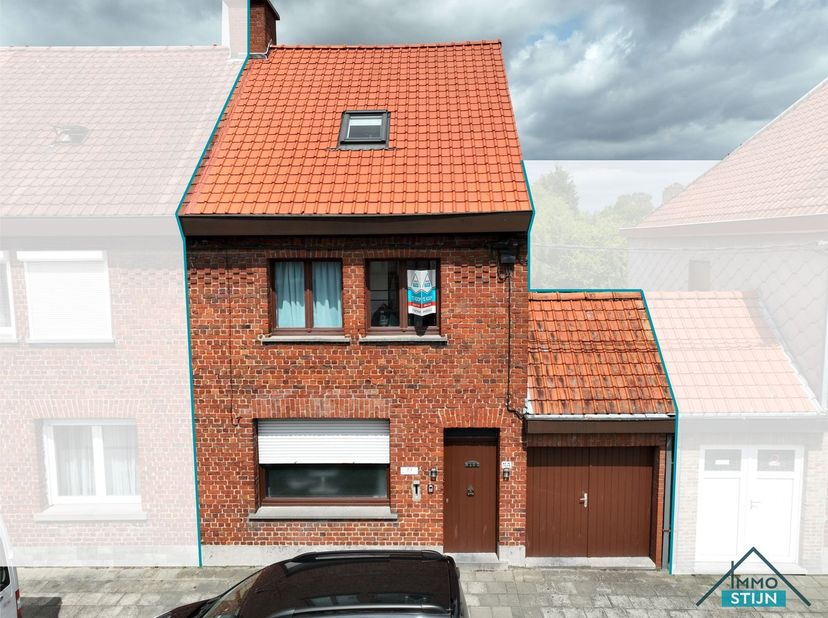 Aan de rand van Roeselare, met diverse winkels, scholen en openbaar vervoer in de nabije omgeving, bevindt zich deze verrassend ruime gezinswoning. Da