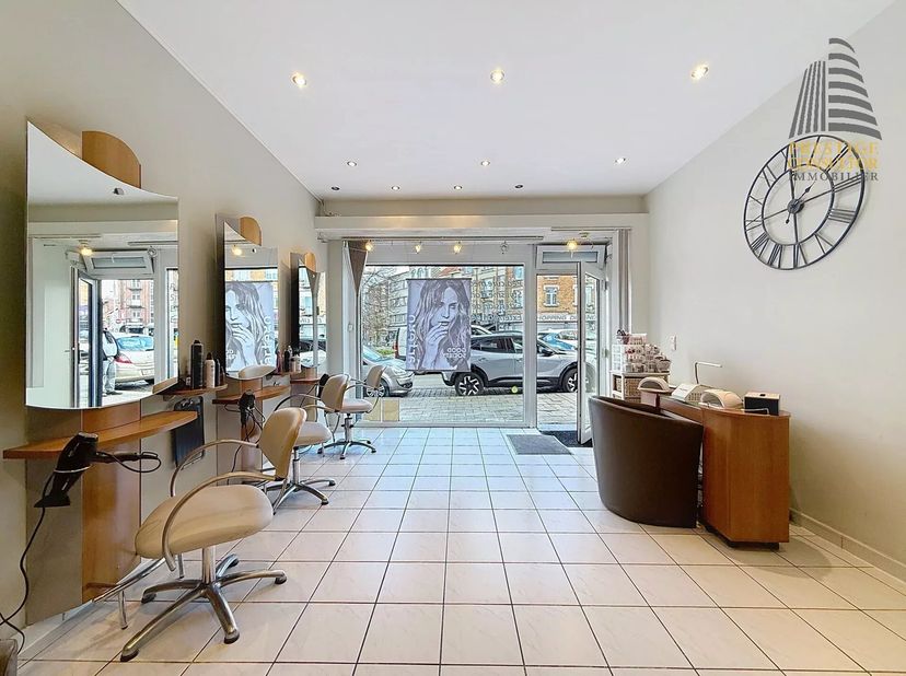 ANDERLECHT - REF: 7582481 - COMMERCIËLE GEBOUW VAN +-45m2 OP DE BEGANE GROND!!!<br />
Wij bieden u deze prachtige commerciële ruimte op de begane gron