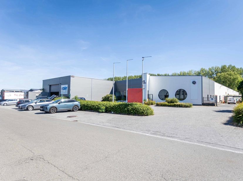 WAVRE – ZONING NORD | ESPACE ATELIER / PRODUCTION + BUREAUX – PRÊT À L'EMPLOI<br />
Idéalement situé au cœur du Zoning Nord de Wavre, à proximité immé