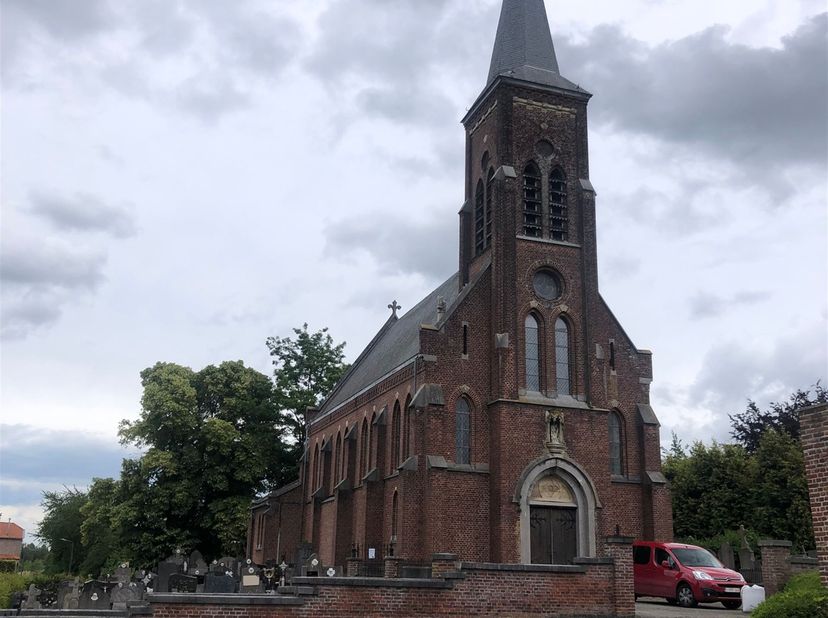 Centraal gelegen kerk in het landelijke Klein-Gelmen.  <br />
Het pand is in goede bouwstaatkundige toestand en behoeft beperkte renovatie.  <br />