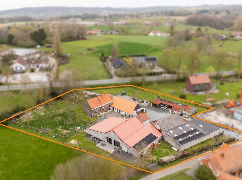 Deze prachtige en veelzijdige eigendom biedt een zeldzame combinatie van comfortabel wonen, uitbreidingsmogelijkheden en tal van gebruiksopties. Geleg