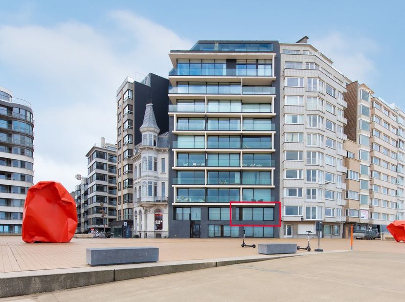 Dit volledig gemeubelde appartement is gelegen in een verzorgde residentie op de dijk van Oostende en biedt een prachtig uitzicht over de zee. Het app