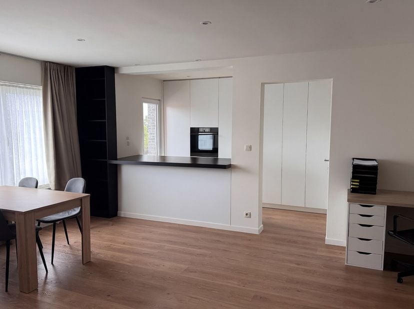Dans une rue calme de Destelbergen, se trouve cet appartement entièrement rénové au deuxième étage. Avec une surface habitable d'environ 80 m², il off