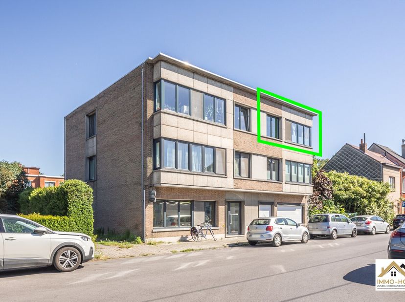 Op de eerste verdieping van een verzorgd gebouw bevindt zich dit lichtrijke appartement met drie slaapkamers. De leefruimte geniet van een aangename n