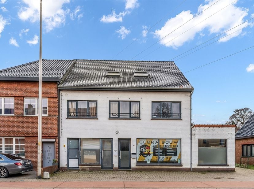 Handelshuis met ruim handelspand en 2 woonentiteiten op perceel van 9a68ca.<br />
<br />
Belangrijkste troeven:<br />
- Handelsruimte met 2 woonent