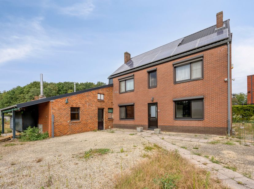 Deze ruime op te frissen woning is rustig gelegen aan de Sprinkelestraat 89 in Zutendaal, op wandelafstand van het centrum en alle dagelijkse voorzien
