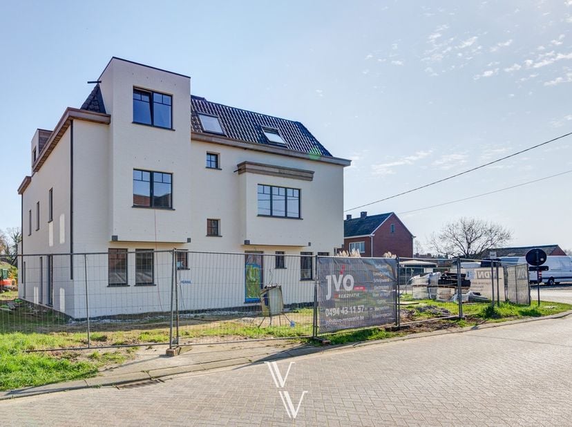 Voor wie droomt van comfortabel en modern wonen met de luxe van een ruime tuin, presenteren wij dit prachtige nieuwbouw appartement op het gelijkvloer