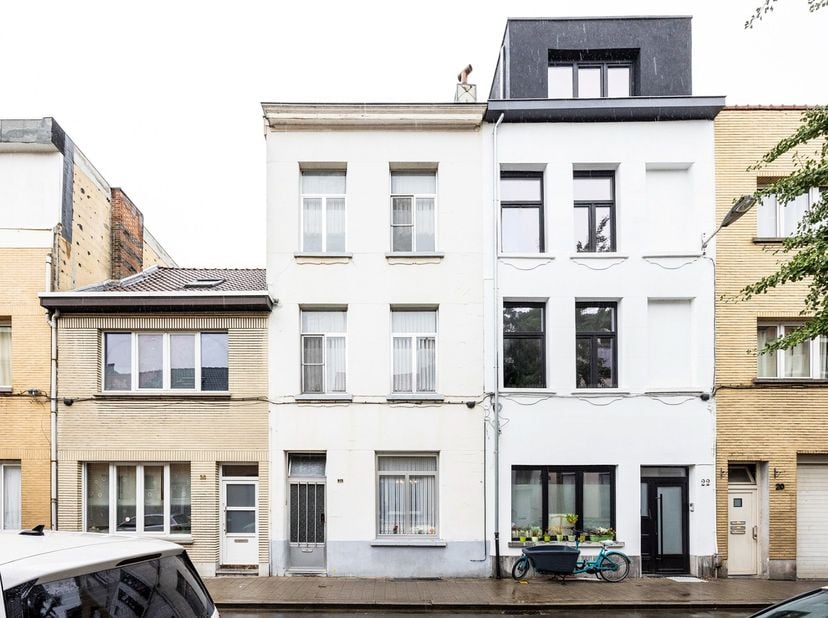 Hecht u veel belang aan ruimte en wilt u graag een woning volledig naar uw eigen smaak kunnen inrichten? Dan is deze herenwoning, gelegen vlak bij het