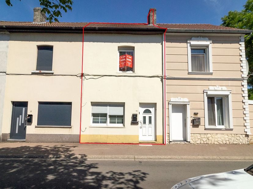 TE RENOVEREN WONING<br />
<br />
Gesloten bebouwing op 2a37ca,  BJ rond 1910,  KI 593 €, woning is gelegen in woongebied - vermoeden van vergund te zi