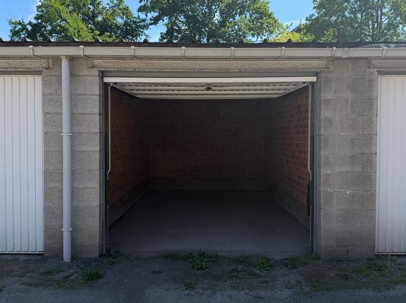 Garagebox te koop in Mechelen<br />
<br />
<br />
Op zoek naar een veilige en praktische parkeer- of opslagoplossing? Deze garagebox is gunstig geleg