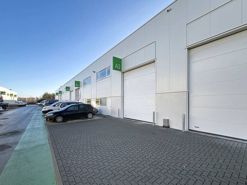 Deze instapklare nieuwbouw KMO-unit biedt 216 m² aan flexibele ruimte en beschikt over twee privé parkeerplaatsen. Deze unit maakt deel uit van het mo