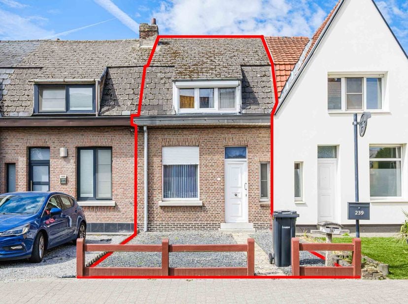 OP TE FRISSEN RIJWONING -<br />
<br />
Nabij centrum.<br />
Met 2 slaapkamers, badkamer.<br />
Bestuursmaatregelen in het maatregelenregister: nee.