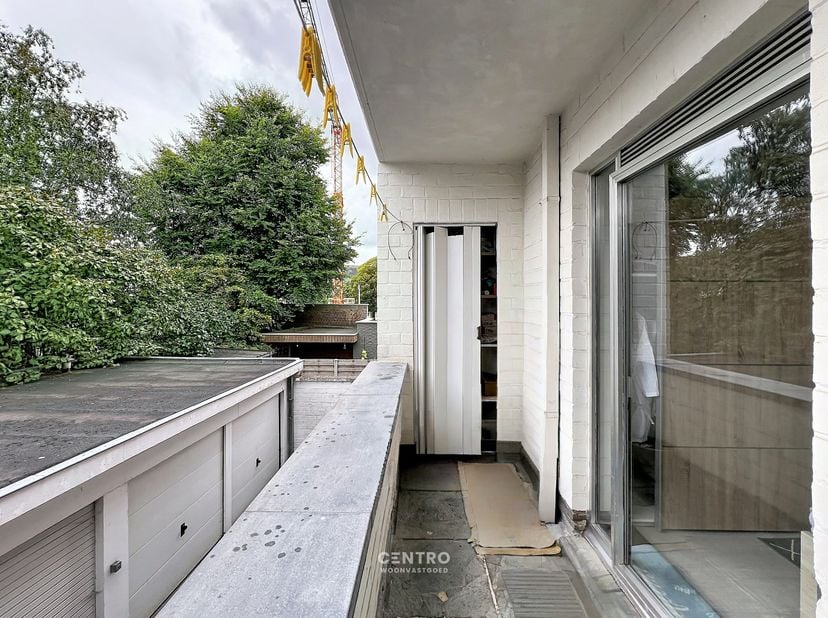 INDELING:<br />
Tweede verdieping (77 m²):<br />
Ruime inkomhal – apart toilet met lavabo en spiegel- LICHTRIJKE leefruimte - ingerichte keuken (elekt