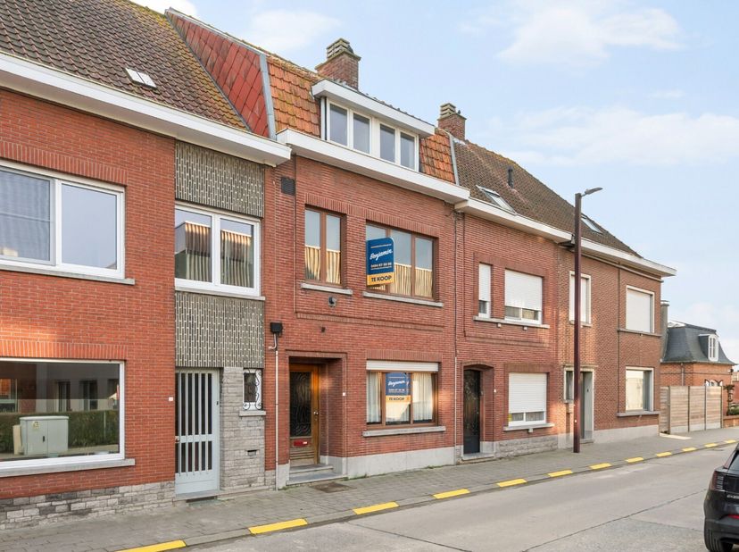 - Emplacement idéal dans le centre de Dadizele: Ketenstraat 33<br />
- Rez-de-chaussée: hall d'entrée, espace bureau séparé, salon, cuisine et véranda
