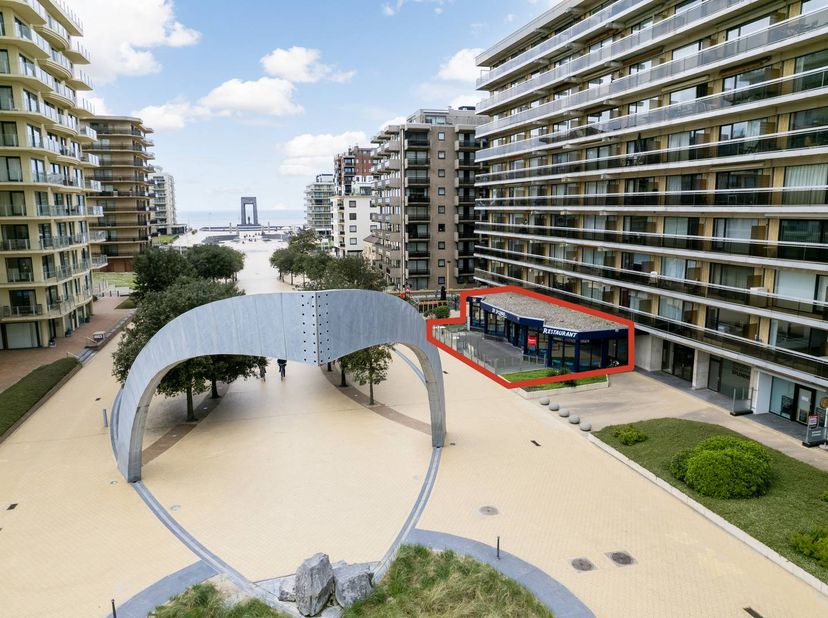Dit ruime handelsgelijkvloers (493m²) bevindt zich op een levendige en prestigieuze locatie. <br />
Het gebouw biedt toegang tot een constante stroom