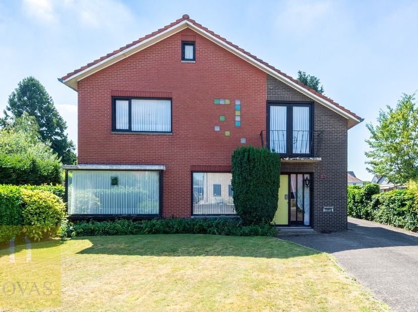 Gezinswoning nabij het centrum van Lommel<br />
Voor meer informatie of een bezichtiging kunt u steeds contact opnemen via dirk@immonovas.be of 0477/3