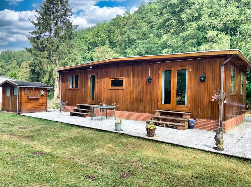 Rez: hall, salon/salle à manger avec poêle à bois, cuisine (gaz, évier, hotte, frigo), 3 chambres, salle de bain (douche, lavabo, wc), terrasse <br />
