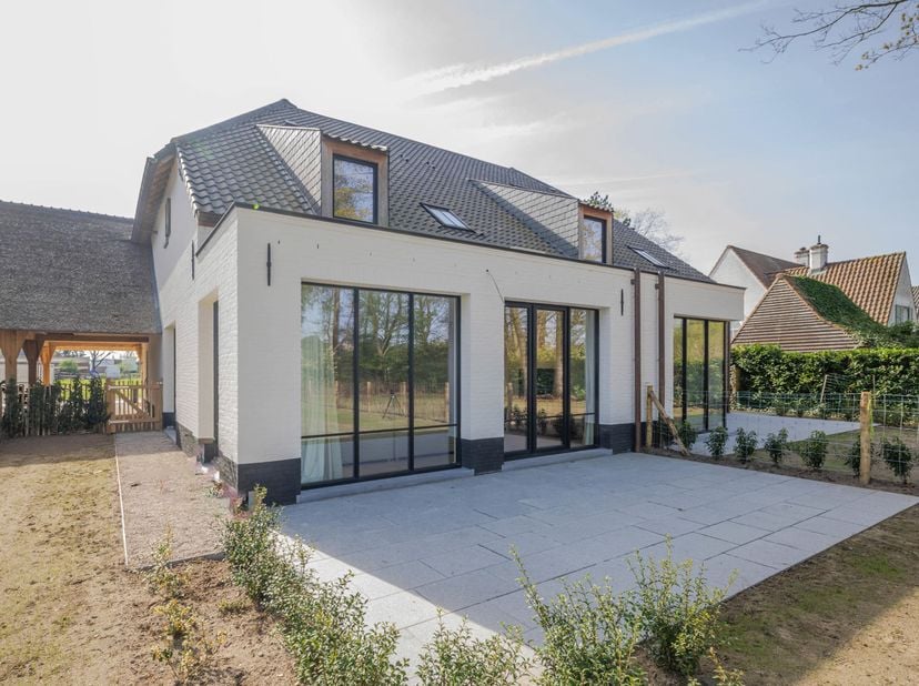 Ligging<br />
Het prestigieuze project “VIER” bestaat uit vier weelderige halfopen woningen, omgeven door een idyllisch, rustiek landschap. Elke wonin
