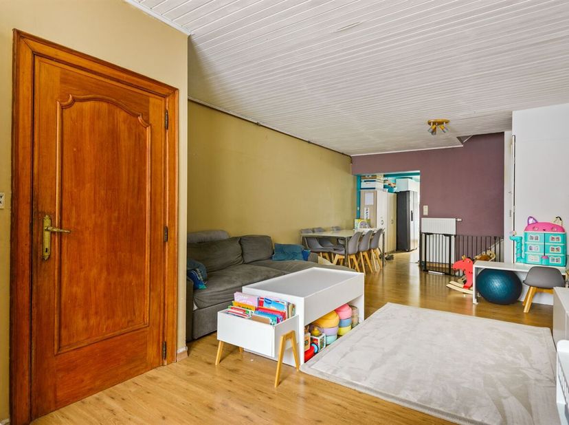 Situation : Cette maison est située dans la Krugerstraat à Hoboken, dans un quartier central et facilement accessible. À quelques minutes à pied du ce