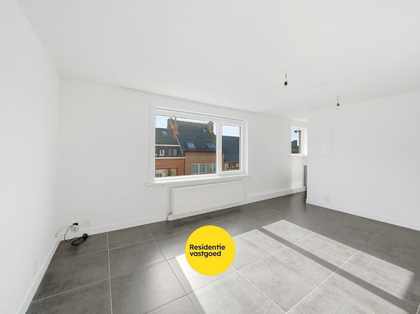 Dit instapklare appartement bevindt zich op de tweede verdieping, centraal gelegen in Bredene, vlak bij de Spuikom en alle voorzieningen.<br />
Het be